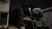 לוחם צה"ל בפעילות בקלקיליה. אמל"ח רב הוחרם (צילום: דובר צה"ל)