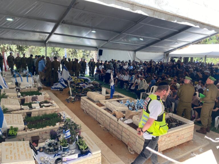 הלווייתו של אליהו משה צימבליסט בבית העלמין הצבאי בהר הרצל (צילום: יהל פרג')