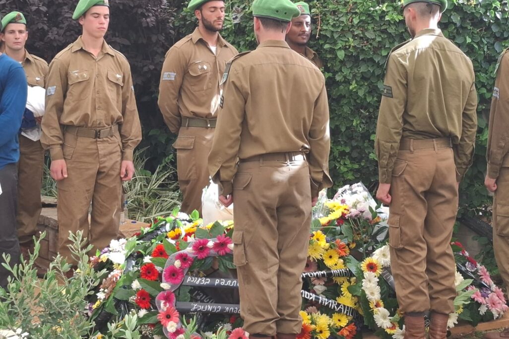 הלווייתו של סמ״ר סטניסלב קוסטרב בבית העלמין באשדוד (צילום: הדס יום טוב)