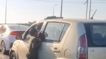 ילד פלסטיני מקבץ נדבות בכבישי הצפון (צילום: אלבום פרטי)