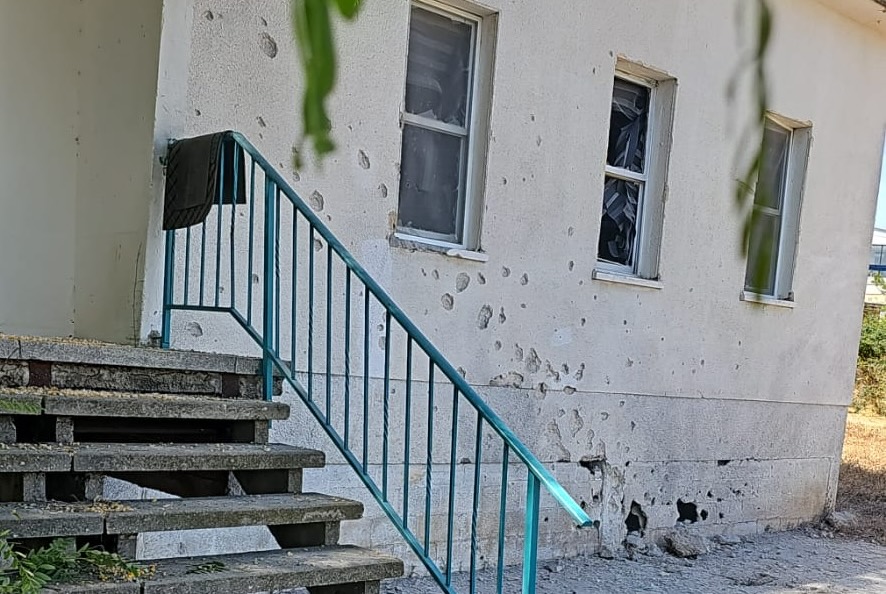 פגיעה ישירה של רקטה במבנה במושב זרעית בגליל המערבי (צילום: איציק בן מוחה) פגיעה ישירה של רקטה במבנה במושב זרעית בגליל המערבי (צילום: איציק בן מוחה)