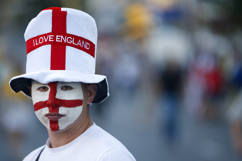 אוהד נבחרת אנגליה ביורו (צילום: AP Photo/Darko Vojinovic)