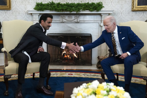נשיא ארה"ב ג'ו ביידן (מימין) ואמיר קטאר השייח' תמים בין חמאד א-ת'אני בחדר הסגלגל בבית הלבן (צילום ארכיון: AP Photo/Alex Brandon)