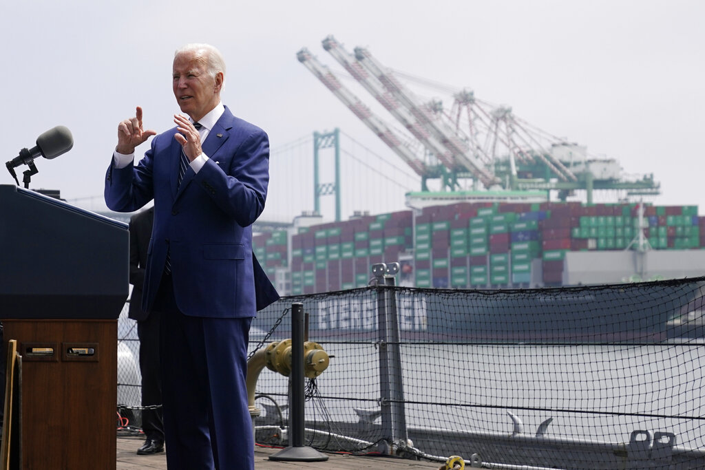 ביידן נושא נאום כלכלי בנמל בלוס אנג'לס, 2022. (צילום: (AP Photo/Evan Vucci)