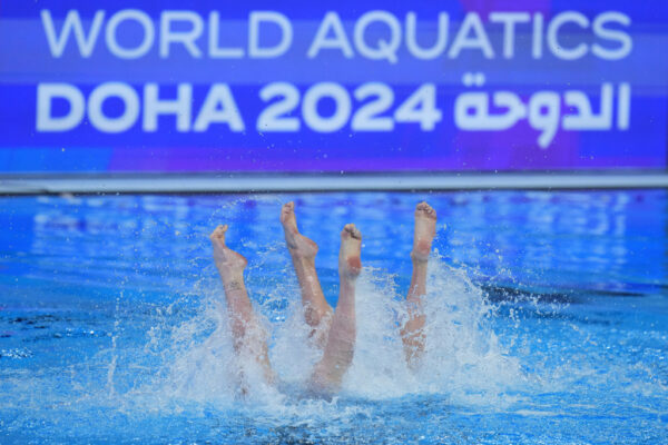 צמד השחייה האמנותית שלי בובריצקי ואריאל נשיא באליפות העולם בדוחא (צילום: AP/Hassan Amar)