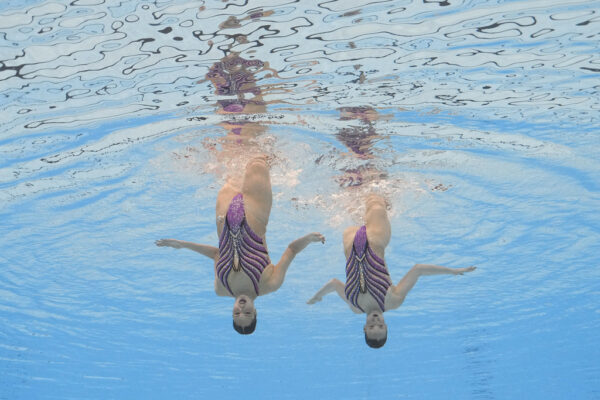 צמד השחייה האמנותית שלי בובריצקי ואריאל נשיא באליפות העולם בדוחא (צילום: AP Photo/Lee Jin-man))