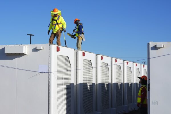 עובדים באריזונה ב-2024 בודקים תאי אחסון לבטריות, המגבות את השימוש באנרגיות מתחדשות. &quot;רק מוסד ציבורי יכול לחשוב על הטווח הארוך&quot; (צילום: AP Photo/Ross D. Franklin)
