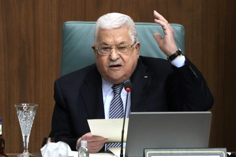 יו"ר הרשות הפלסטינית מחמוד עבאס (אבו מאזן) נואם בוועידת הליגה הערבית בקהיר (צילום ארכיון: AP Photo/Amr Nabil, File)
