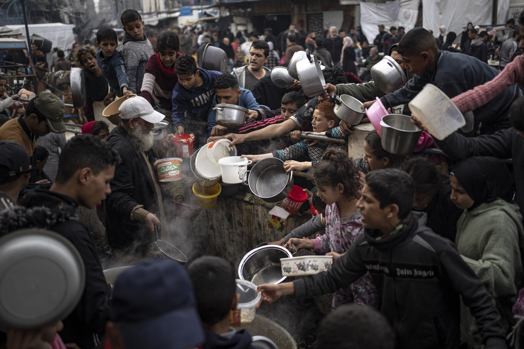 פלסטינים בתור למזון ברפיח, אפריל 2024 (צילום ארכיון: AP Photo/Fatima Shbair, File)