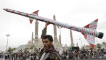 אחד מתומכי החות׳ים בתימן (צילום: AP Photo/Osamah Abdulrahman)
