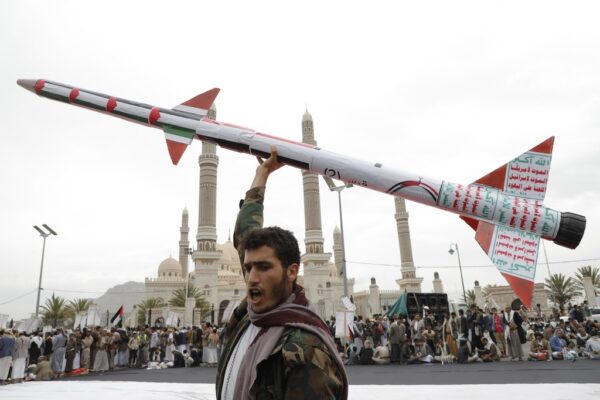 אחד מתומכי החות׳ים בתימן (צילום: AP Photo/Osamah Abdulrahman)
