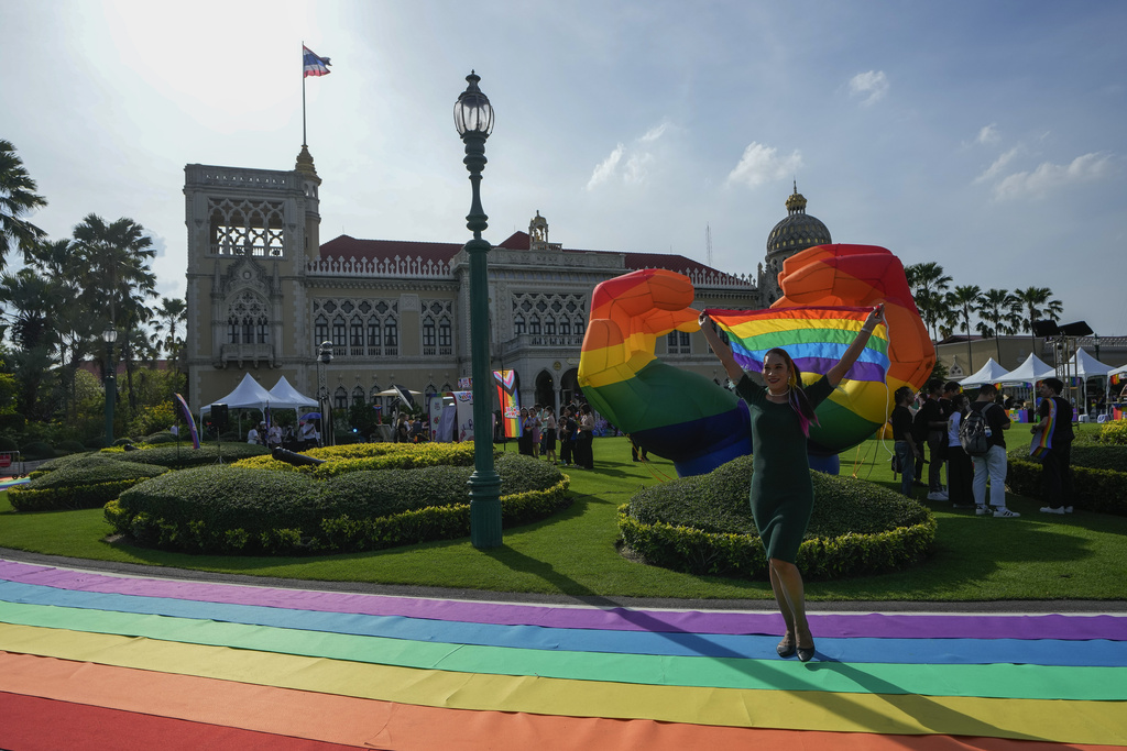 חוגגים את אישור החוק לשוויון בנישואים מול הפרלמנט התאילנדי בבנגקוק (צילום: AP Photo/Sakchai Lalit)