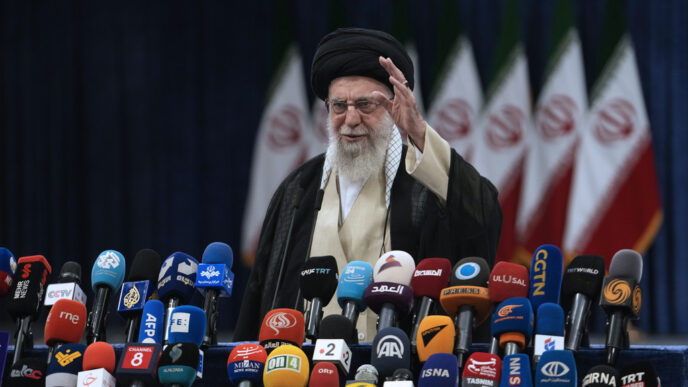 המנהיג העליון של איראן, עלי ח'מנאי, בהצהרה לתקשורת לאחר שהצביע בבחירות באיראן בבירה טהראן . (AP Photo/Vahid Salemi)
