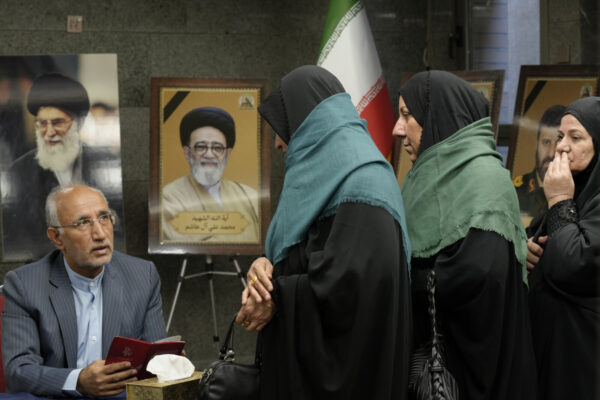 נשים איראניות מצביעות בשגרירות איראן בעיראק (צילום: AP Photo/Hadi Mizban)