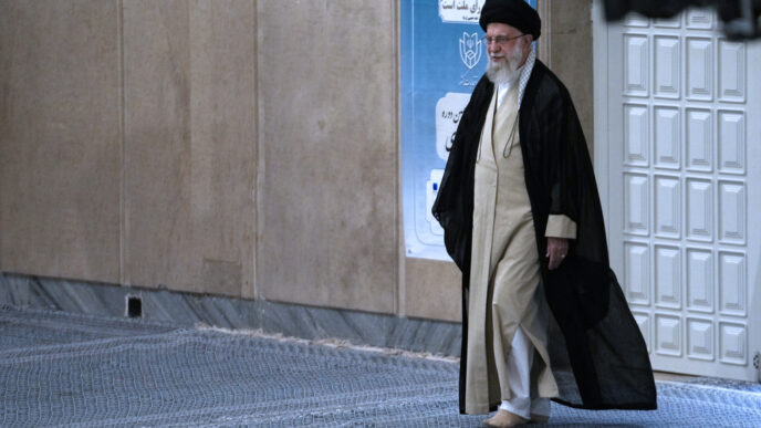 המנהיג העליון של איראן, עלי ח'מנאי, מגיע להצביע בבחירות באיראן בבירה טהראן . (AP Photo/Vahid Salemi)