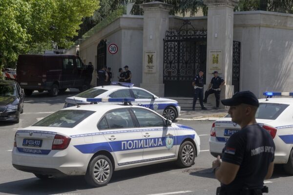 שוטרים בזירת הפיגוע סמוך לשגרירות ישראל בבלגרד (צילום: AP Photo/Marko Drobnjakovic)