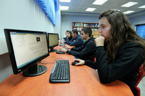 שיעור מחשבים בערבית בבית ספר עכו (צילום ארכיון: משה שי/פלאש90)