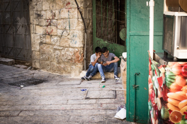 ילדים ערבים בפלאפון ברחוב בעיר העתיקה בירושלים (צילום ארכיון: סבי ברנס/פלאש90)