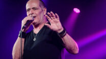 הזמר אדם מופיע בהופעה חיה בתל אביב (צילום: אבשלום ששוני/פלאש90)