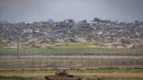 טנק ישראלי ומבנים הרוסים סמוך לגדר הגבול בין ישראל לרצועת עזה (צילום ארכיון: חיים גולדברג / פלאש 90)