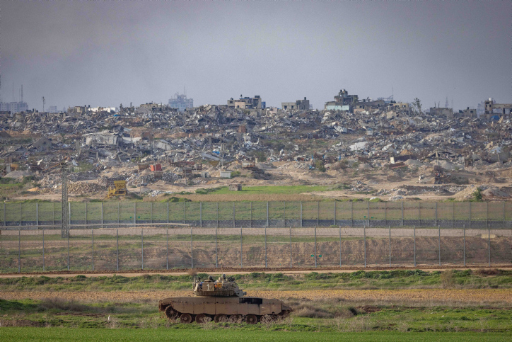טנק ישראלי ומבנים הרוסים סמוך לגדר הגבול בין ישראל לרצועת עזה (צילום ארכיון: חיים גולדברג / פלאש 90)