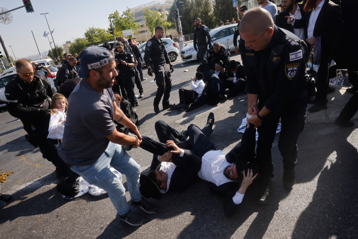 עימותים בין שוטרים למפגינים מול בית המשפט העליון בירושלים (צילום: חיים גולדברג/פלאש 90)