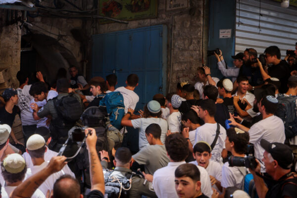 נערים יהודים תוקפים עיתונאים זרים בשער דמשק שבעיר העתיקה (צילום: חיים גולדברג/פלאש90)