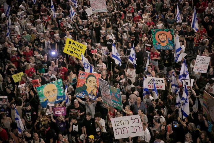 הפגנה בתל אביב בקריאה לשחרור החטופים (צילום: מרים אלסטר/ פלאש90)