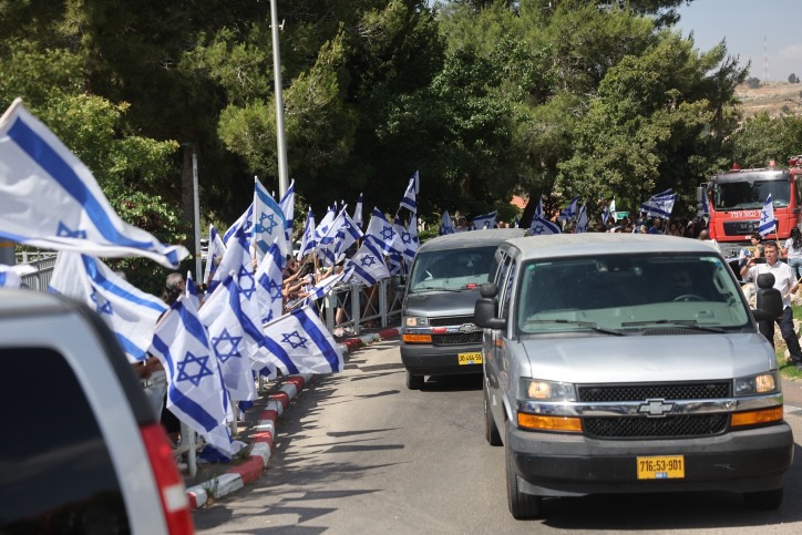 ישראלים שהגיעו להלווייתו של לוחם הימ״מ ארנון זמורה ז״ל שנפל בקרב ברצועת עזה במבצע לשחרור החטופים (צילום: יונתן זינדל/ פלאש90)
