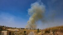שריפה סמוך לצפת לאחר מטח כבד ששיגר חיזבאללה לגליל ולגולן (צילום: דוד כהן/ פלאש90)