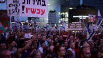 מפגינים בקריאה לבחירות בתל אביב (צילום: תומר נויברג/ פלאש90)