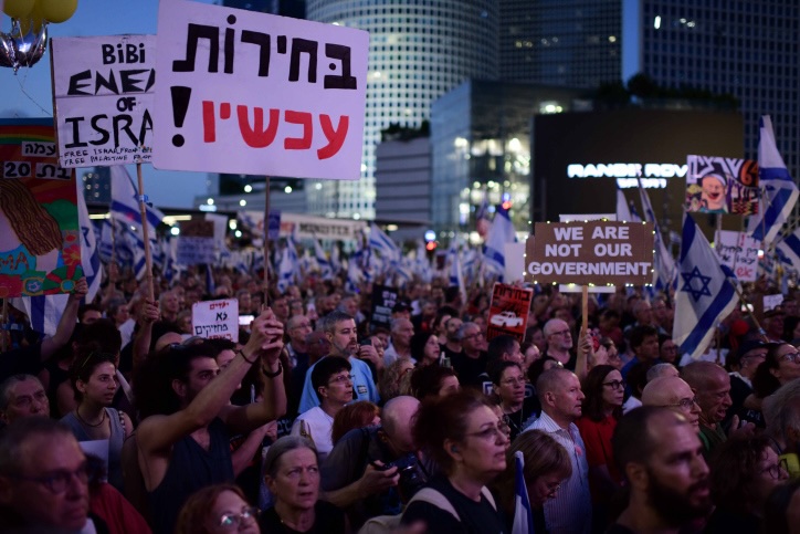 מפגינים בקריאה לבחירות בתל אביב (צילום: תומר נויברג/ פלאש90)