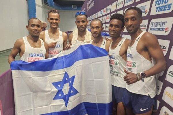 רצי נבחרת ישראל חוגגים בסיום חצי המרתון באליפות אירופה, בה זכו במדליית הכסף (צילום: איגוד האתלטיקה בישראל)