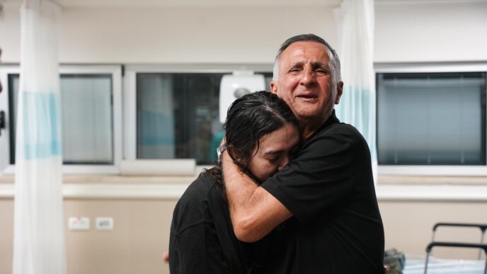 נעה ארגמני ואביה לאחר שחרורה מהשבי (צילום: דו&quot;צ)