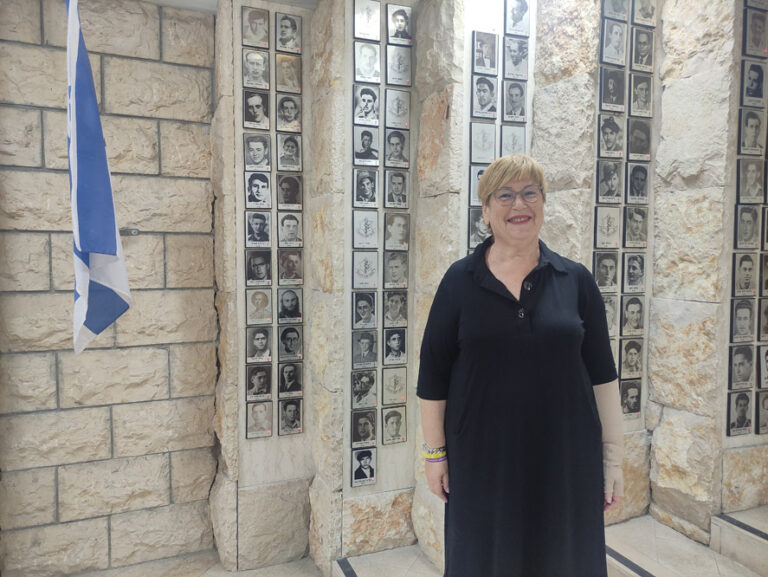 דורית ברק בבית יד לבנים שהיא מנהלת. "אני מדברת עם אנשים, ויש הזדהות מאוד גדולה עם המדינה. אתה מרגיש את זה. עם המדינה, עם הצבא, עם הנופלים, עם הפצועים" (צילום: ניצן צבי כהן)