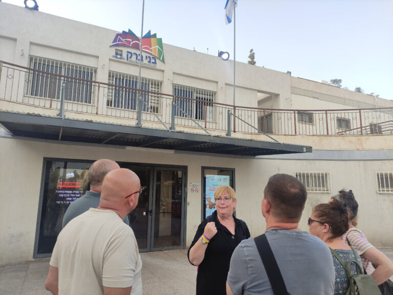 דורית ברק מדריכה סיור. "אני מדברת על האנשים הטובים. על התרבות של דלתות פתוחות ועזרה הדדית, על ארגוני החסד. רוב האנשים בבני ברק הם אנשים מתונים, טובים, דורשי שלום ואוהבי אדם" (צילום: ניצן צבי כהן)