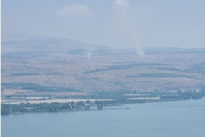 עשן אחרי שיגורים מלבנון לאיזור הכינרת (צילום: כבאות והצלה) עשן אחרי שיגורים מלבנון לאיזור הכינרת (צילום: כבאות והצלה)