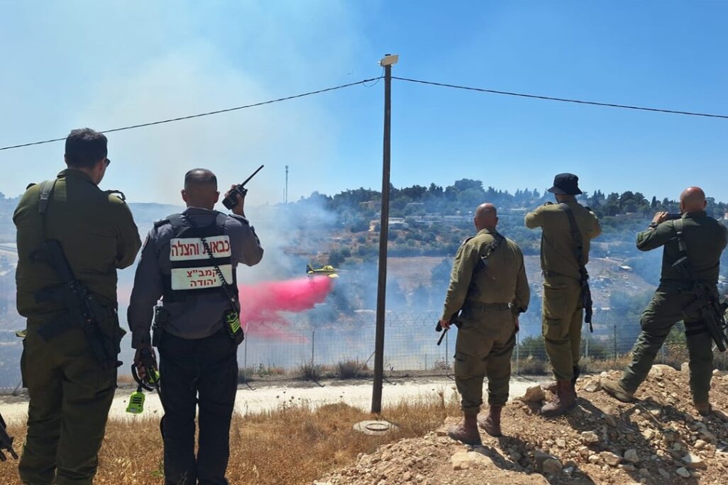 צוותי כיבוי בשריפה בכפר עציון (צילום: כברות והצלה)