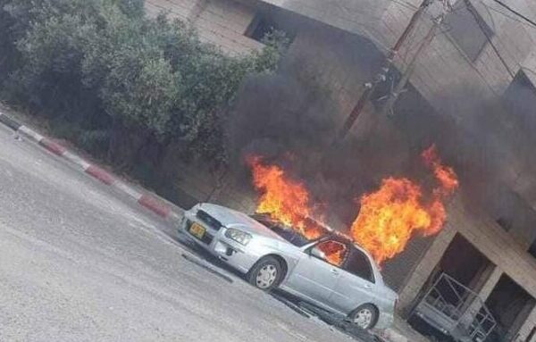 רכבו של אזרח ישראל שהותקף בעיר קלקיליה (צילום: רשתות חברתיות, לפי סעיף 27א' לחוק זכויות יוצרים)