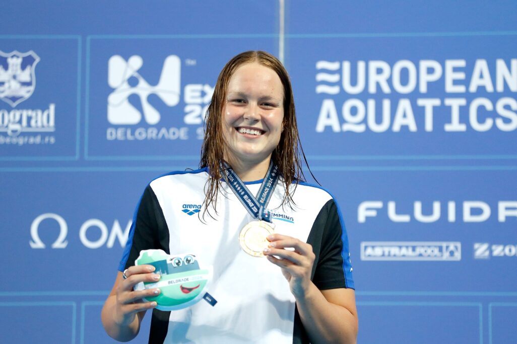 אנסטסיה גורבנקו עם מדליית הזהב באליפות אירופה בשחייה (צילום: סימונה קסטרווילארי, איגוד השחייה)