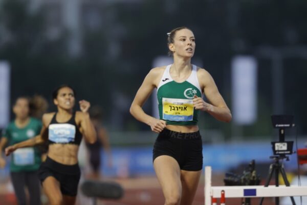 סיון אוירבך מנצחת בריצה ל-800 מטר באליפות ישראל באתלטיקה 2024 (צילום: Maxim Dupliy, איגוד האתלטיקה בישראל)