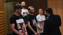 שי דיקמן (מימין), מור שהם, יובל בר-און וגיל דיקמן משוחחים עם ח"כ אלמוג כהן (צילום: אור גואטה)