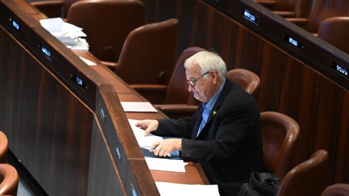 אלון שוסטר במליאת הכנסת. "קורא לממשלה ולשר האוצר להבין את חומרת המציאות" (צילום: אור גואטה)