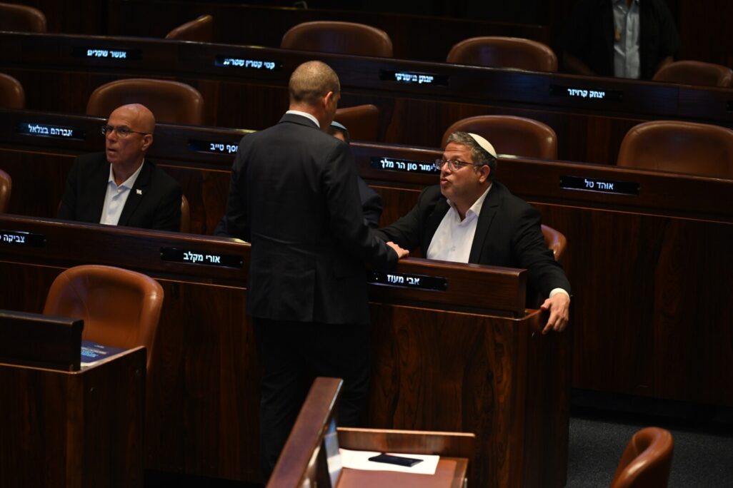 איתמר בן גביר ויו"ר הקואליציה אופיר כץ במליאת הכנסת, זמן קצר לפני ההחלטה על הדחת חברי הכנסת גוטליב וסעדה מוועדת חוק חוקה ומשפט (צילום: אור גואטה) איתמר בן גביר ויו"ר הקואליציה אופיר כץ במליאת הכנסת, זמן קצר לפני הההחלטה על הדחת חברי הכנסת גוטליב וסעדה מוועדת חוק חוקה ומשפט (צילום: אור גואטה)
