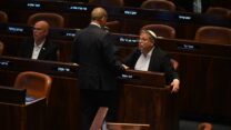 איתמר בן גביר ויו"ר הקואליציה אופיר כץ במליאת הכנסת, זמן קצר לפני הההחלטה על הדחת חברי הכנסת גוטליב וסעדה מוועדת חוק חוקה ומשפט (צילום: אור גואטה)