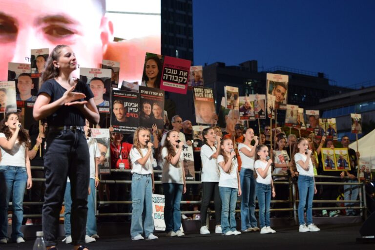 עצרת למען החזרת החטופים בכיכר החטופים בתל אביב, בקריאה לתמוך בעסקה שהציג נשיא ארה"ב ג'ו ביידן (צילום: אורן דגן)