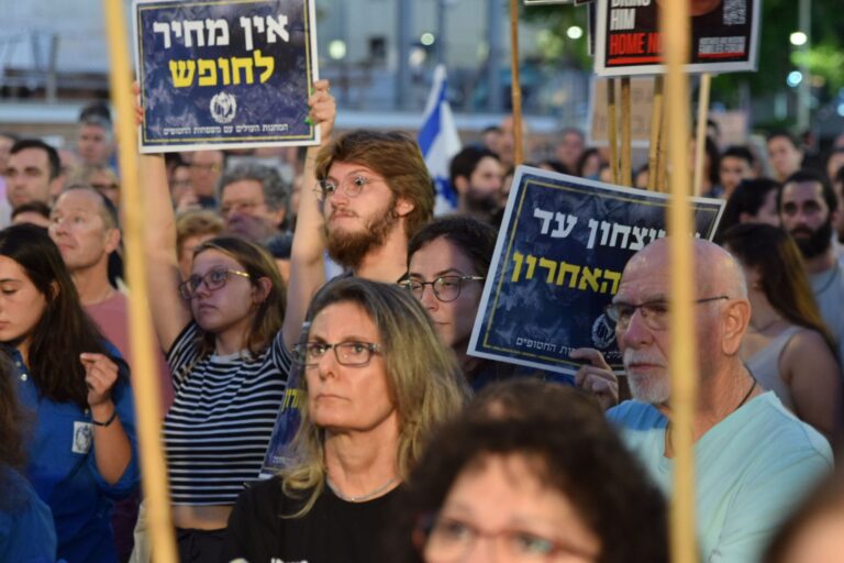 עצרת למען החזרת החטופים בכיכר החטופים בתל אביב, בקריאה לתמוך בעסקה שהציג נשיא ארה"ב ג'ו ביידן (צילום: אורן דגן)