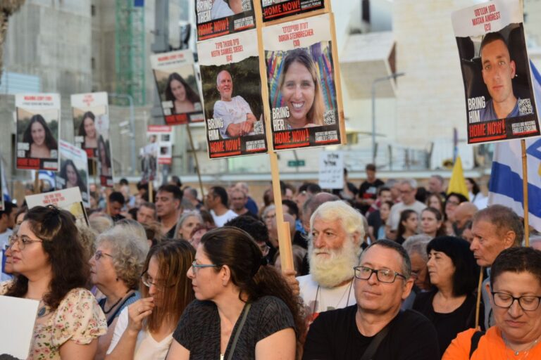 עצרת למען החזרת החטופים בכיכר החטופים בתל אביב, בקריאה לתמוך בעסקה שהציג נשיא ארה"ב ג'ו ביידן (צילום: אורן דגן)