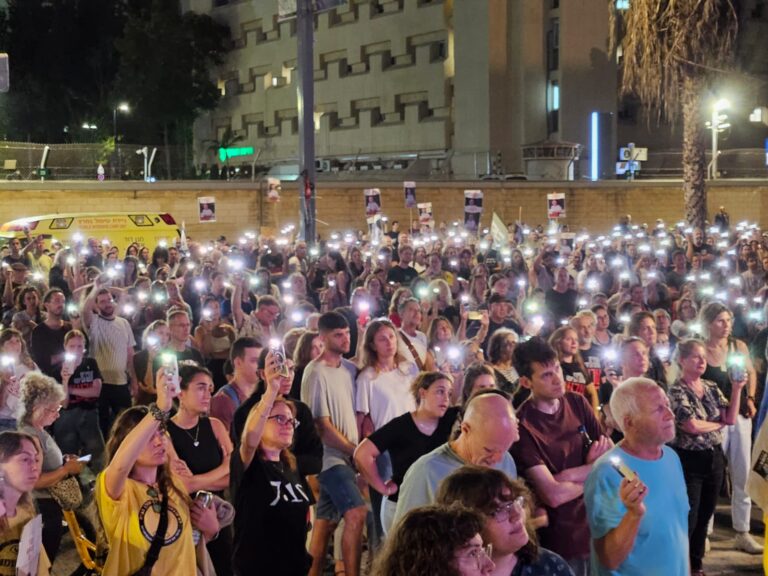 עצרת למען החזרת החטופים בכיכר החטופים בתל אביב, בקריאה לתמוך בעסקה שהציג נשיא ארה"ב ג'ו ביידן (צילום: דורון הבסי)