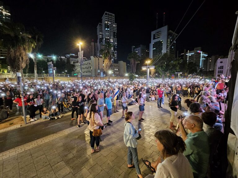 עצרת למען החזרת החטופים בכיכר החטופים בתל אביב, בקריאה לתמוך בעסקה שהציג נשיא ארה"ב ג'ו ביידן (צילום: דורון הבסי)